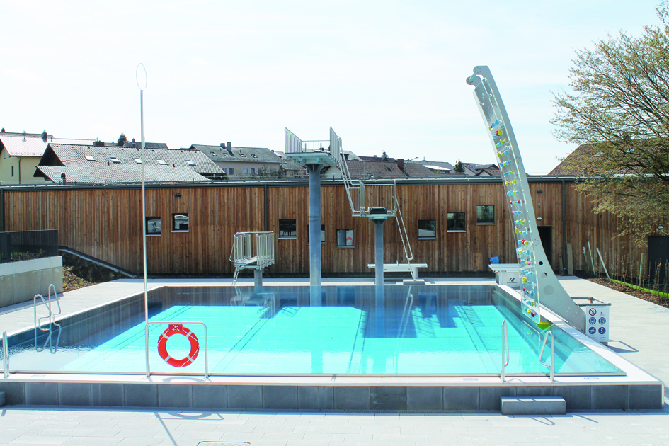 Springerbecken und Boulderwand im Freibad Platschare
